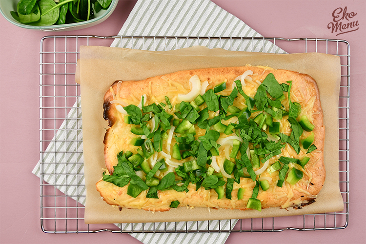 Keto Amandelpizza met paprika en spinazie